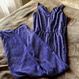 Flowy comfy Gap jumper. Light weight. Tie waste, straight leg. Size XS